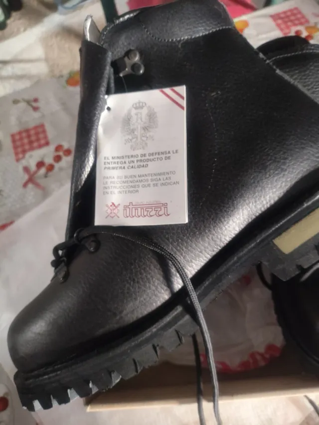 Botas montaña, talla 42, piel, suela Vibram.