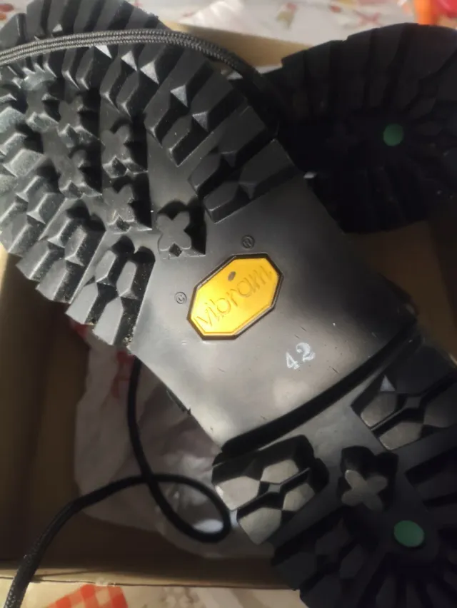 Botas montaña, talla 42, piel, suela Vibram.