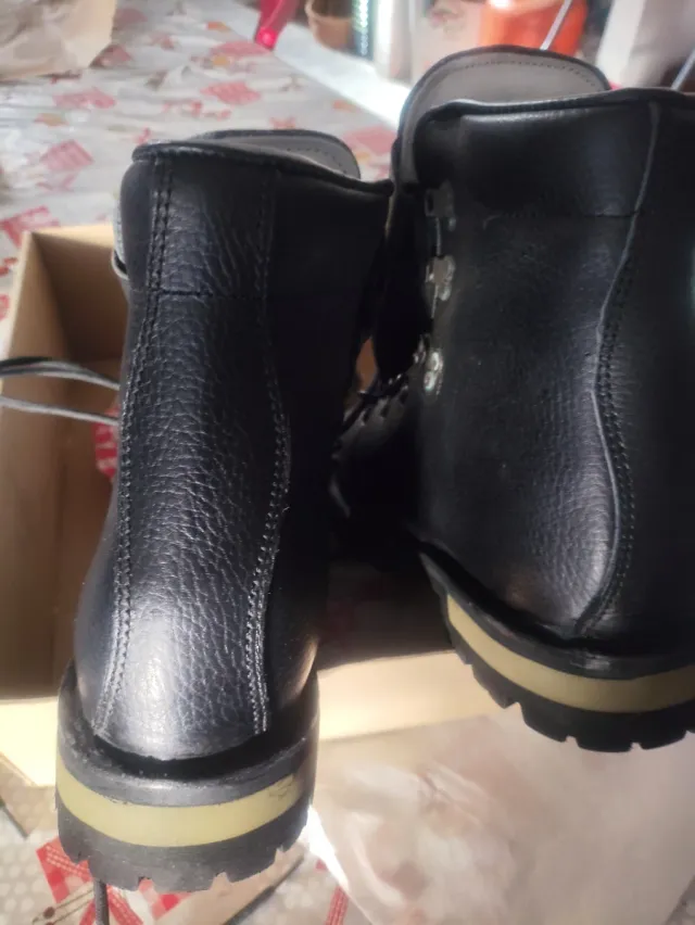 Botas montaña, talla 42, piel, suela Vibram.