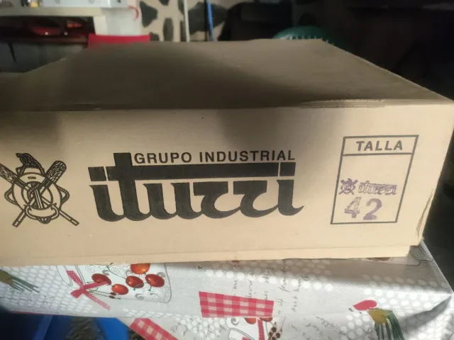 Botas montaña, talla 42, piel, suela Vibram.