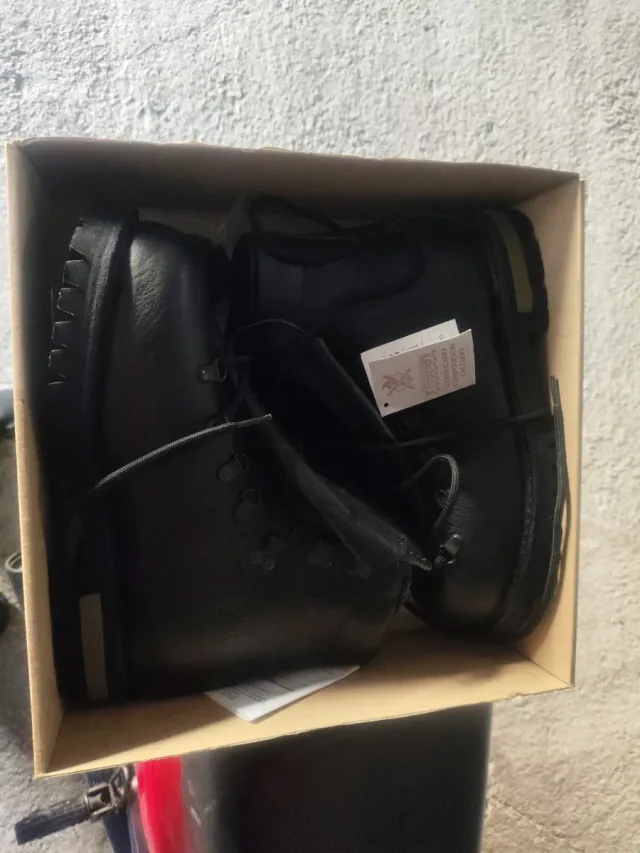 Botas montaña, talla 42, piel, suela Vibram.