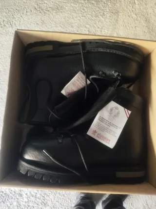Botas montaña, talla 42, piel, suela Vibram.