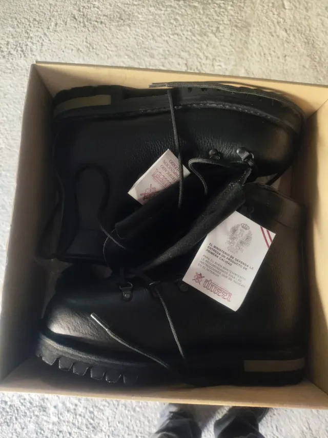 Botas montaña, talla 42, piel, suela Vibram.