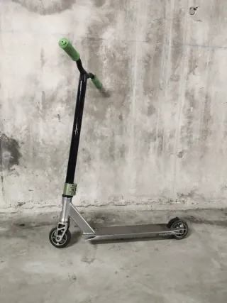Patinete scooter para niños verde y plata