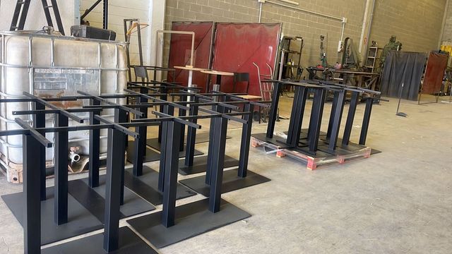 Mesas de bar metálicas negras