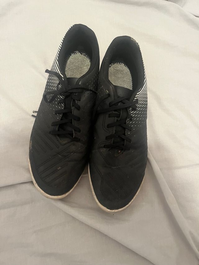 Zapatos de fútbol sala negros y blancos