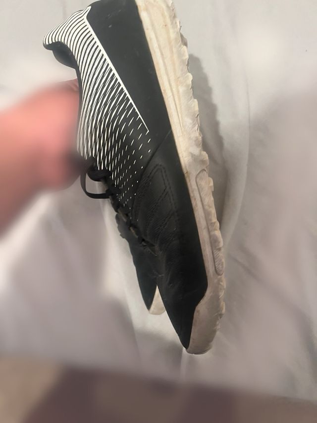 Zapatos de fútbol sala negros y blancos