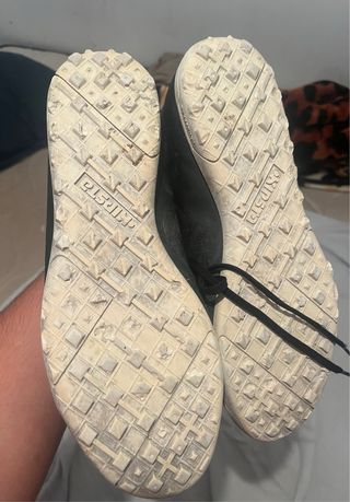 Zapatos de fútbol sala negros y blancos