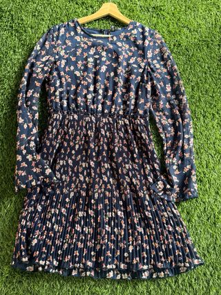 Vestido Vero Moda floral azul y rosa.