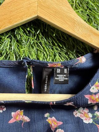 Vestido Vero Moda floral azul y rosa.