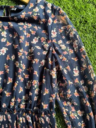 Vestido Vero Moda floral azul y rosa.