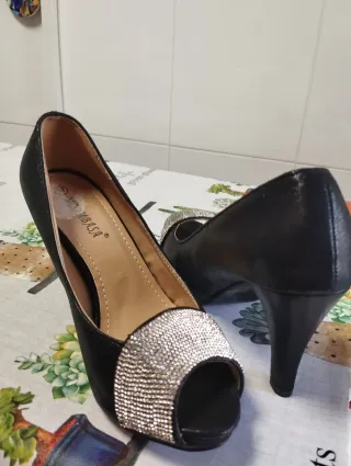 Zapatos de tacón negros con pedrería