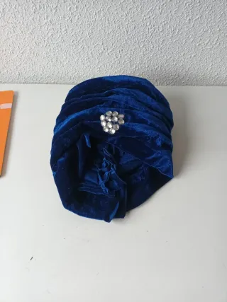 Gorro de terciopelo azul con pedrería