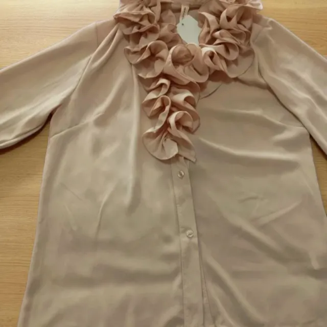 Blusa beige con volantes talla L