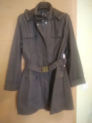 Parka gabardina con cinturón ajustable de goma 