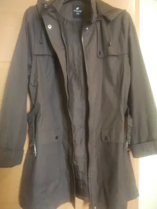 Parka gabardina con cinturón ajustable de goma 