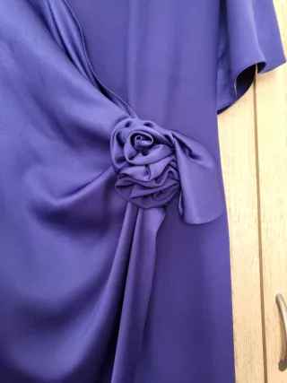 Vestido de fiesta azul con flor