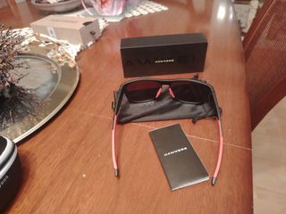 Gafas de sol Hawkers negras y rojas
