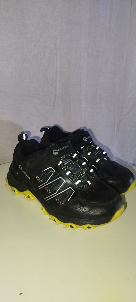 Zapatos deportivos negros y amarillos niño