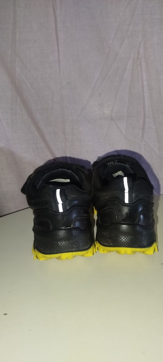 Zapatos deportivos negros y amarillos niño
