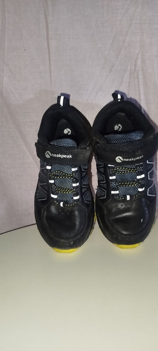 Zapatos deportivos negros y amarillos niño