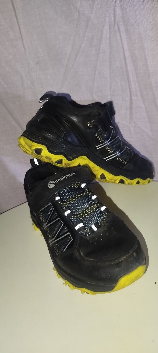 Zapatos deportivos negros y amarillos niño