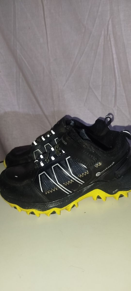Zapatos deportivos negros y amarillos niño