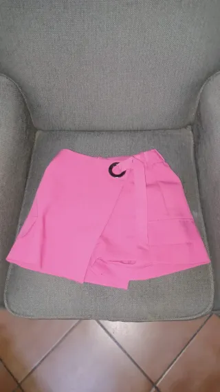 Falda pantalón rosa con cinturón