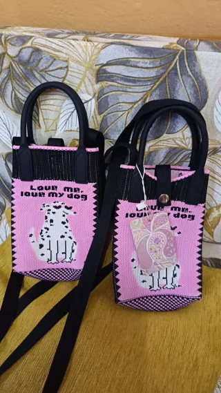 Bolsos de mano negro y rosa