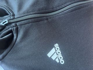 Chaqueta deportiva Adidas negra y blanca