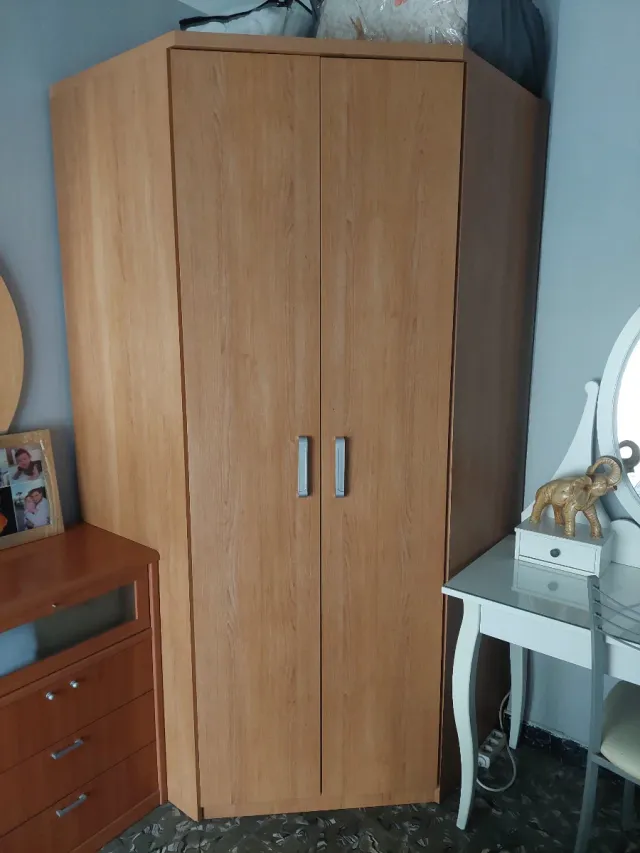 Armario de madera para esquina,en un estado exelen