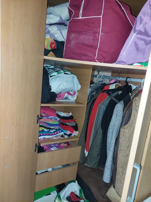 Armario de madera para esquina,en un estado exelen