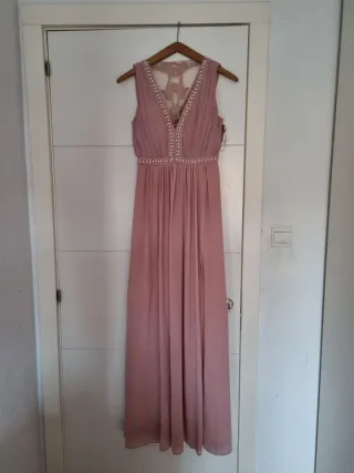 Vestido de gala rosa con pedrería imitación perlas