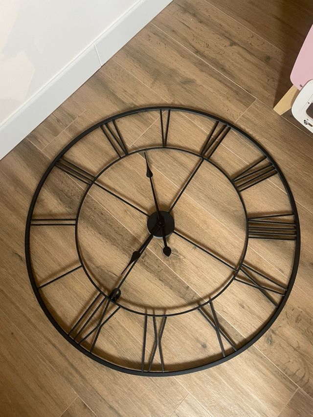 Reloj de pared grande estilo romano.