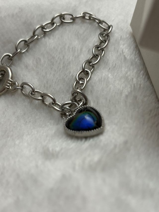 Pulsera plateada con corazón que cambia de color