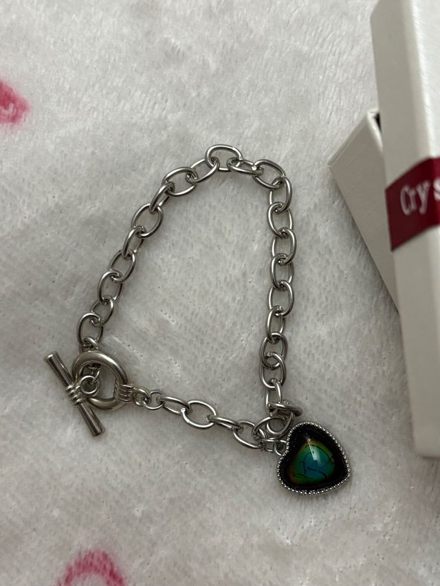 Pulsera plateada con corazón que cambia de color
