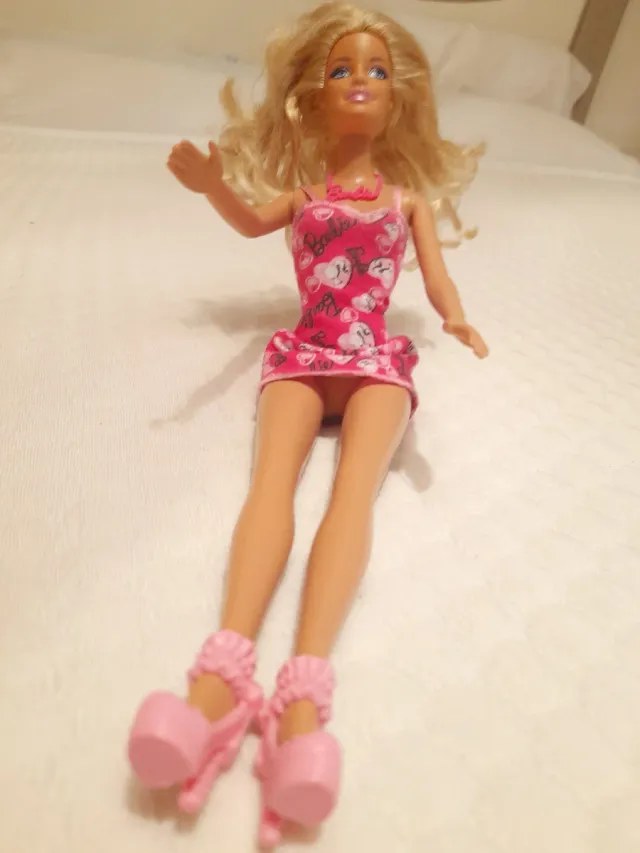 Bambola Barbie rosa con scarpe