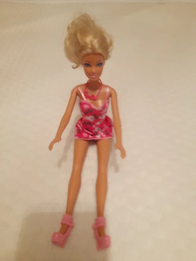 Bambola Barbie rosa con scarpe