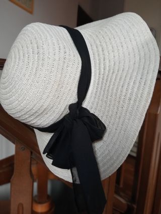 Cappello bianco con fiocco nero taglia 57