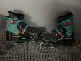 Patines Rollerblade en línea con clips de ajuste .