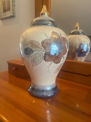 Jarrón de porcelana con flores azules
