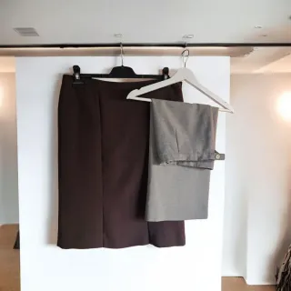 Falda marrón talla 48 + otra gris regalo.