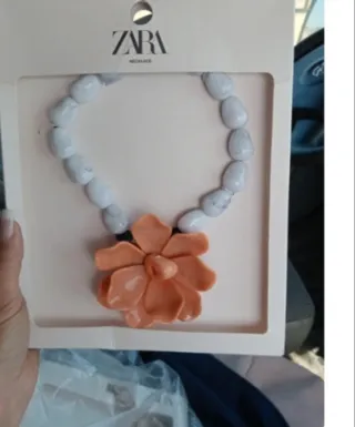 Collar Zara Flor Naranja y Piedras Blancas