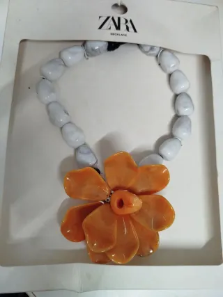 Collar Zara Flor Naranja y Piedras Blancas