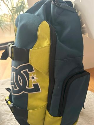 Mochila DC Shoes azul y amarilla