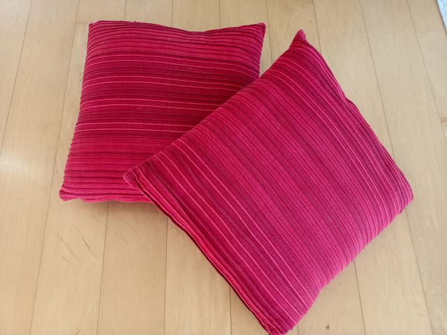 Dos cojines algodón tono fresa,  fundas y relleno