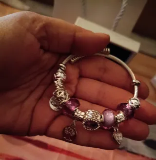 Pulsera de charms plateada con detalles morados