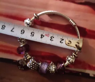 Pulsera de charms plateada con detalles morados