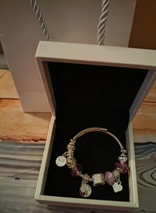 Pulsera de charms plateada con detalles morados