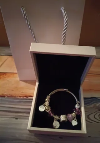 Pulsera de charms plateada con detalles morados